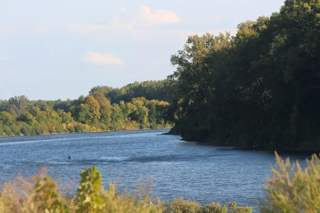 Cruising the Erie Canal in Fall Foliage